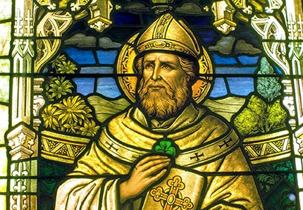 ¿CUÁL ES LA HISTORIA DEL DÍA DE SAN PATRICIO Y POR QUÉ PINTAN TODO DE VERDE?